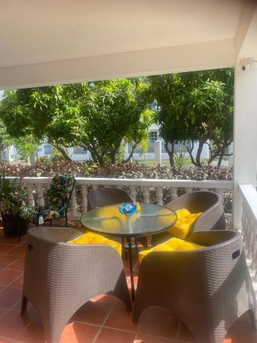 HCeas Villa Compound is 5 minutes from the airport and beaches near สนามบินนานาชาติอาร์เทอร์ นโปเลียน เรย์มอนด์ โรบินสัน