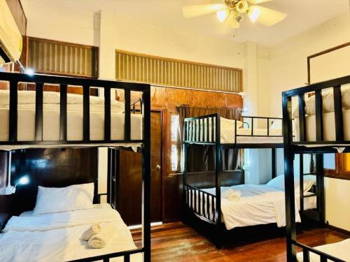 เตียงเดี่ยวในหอพักหญิง 6 เตียง (Bed in 6-Bed Female Dorm)