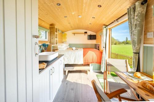 Vista exterior, Gin and Toffee Carriage in Thaxted