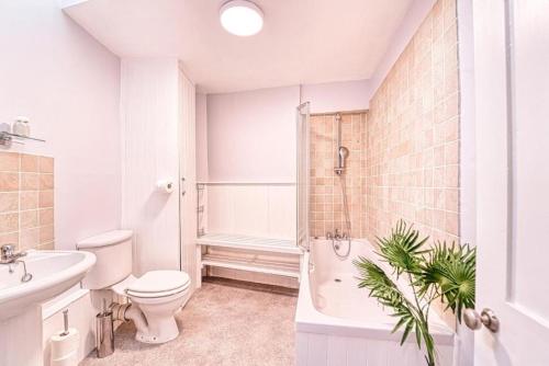 The Stylish Gem of Bath - Sleeps 10, Bath (photo 8)