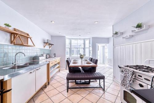The Stylish Gem of Bath - Sleeps 10 in Swainswick
