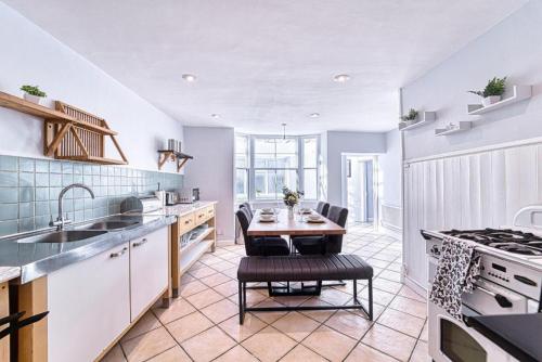 The Stylish Gem of Bath - Sleeps 10, Bath (photo 10)