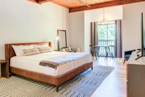 Mountain Inn Studio 96 with Wintergreen Advantage in Wintergreen, USA