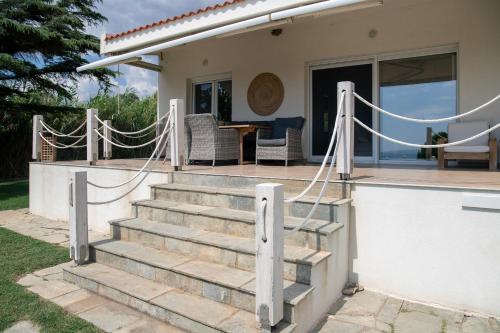 Oceana - Exclusive Beachfront Villa with Private Pool and BBQ by GG, Alexandroupoli (foto 2)