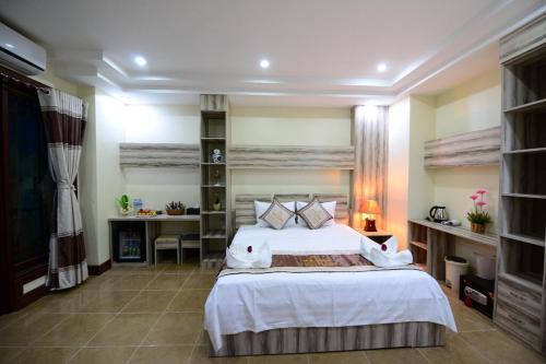 Deluxe Double Room with Balcony image 10