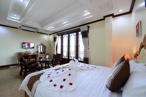 King Room with Balcony image 10