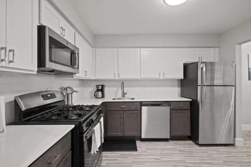 Spacious & Stylish Stay in Rochester Prime Spot in Rochester Hills