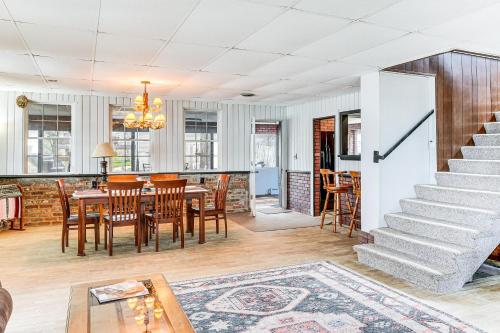Cozy Home with Yard Steps to Mississippi River in 克林頓