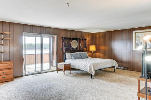 Cozy Home with Yard Steps to Mississippi River in 克林頓
