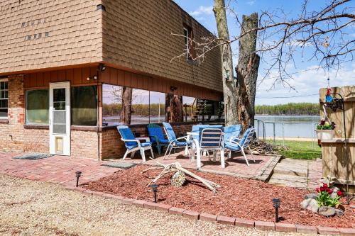 Cozy Home with Yard Steps to Mississippi River in 克林頓