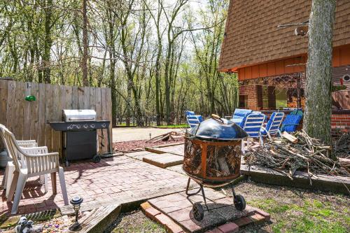 Cozy Home with Yard Steps to Mississippi River in 克林頓