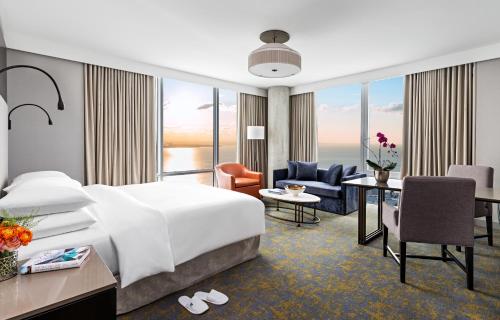 Hotel X Toronto, a Destination by Hyatt Hotel Room Type - Corner King Room