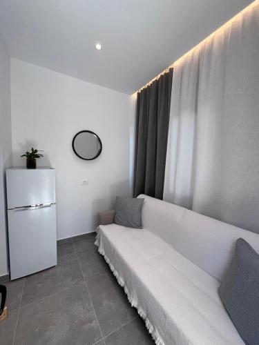 Studio with Balcony image 5
