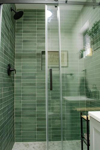 ฝักบัว, Curated Studio, Ranch Reimagined in แมนคอส (โคโลราโด)