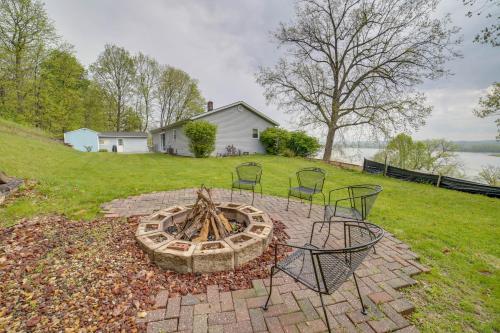 Watch the Sunrise at this Quaint Lake-View Cottage in Peoria, USA
