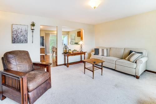 Watch the Sunrise at this Quaint Lake-View Cottage in Peoria, USA