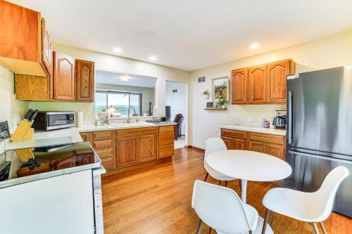 Watch the Sunrise at this Quaint Lake-View Cottage in Peoria, USA