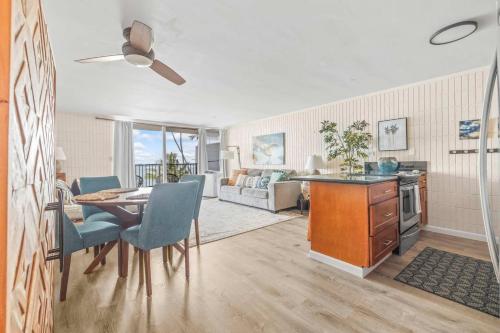 Condo on Beach with AC in Punaluu (HI)