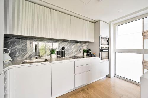 Luxury 2-Bed 2-Bath Apartment -White City Living -Steps To Tube, Londyn (zdjęcie 10)