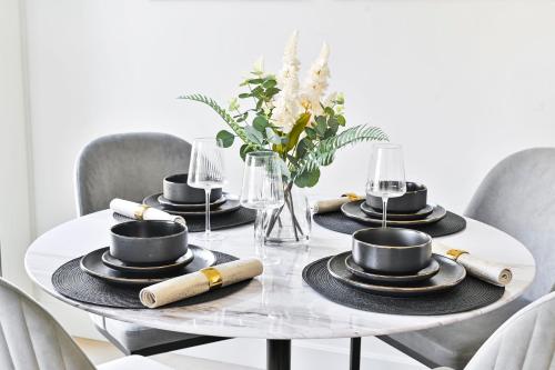 Luxury 2-Bed 2-Bath Apartment -White City Living -Steps To Tube, Londyn (zdjęcie 9)