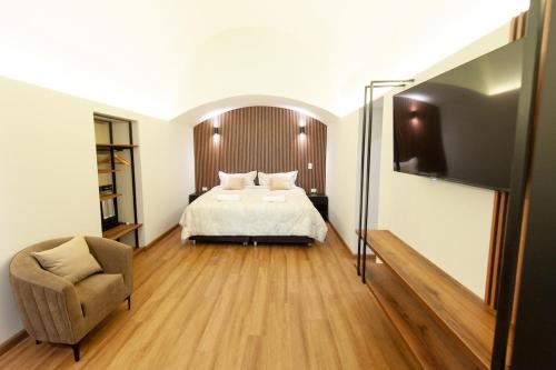 One-Bedroom Apartment room in Beautiful Duplex 1 block from the main square