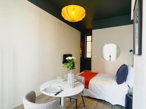 Suite Opium - Tap to explore photos