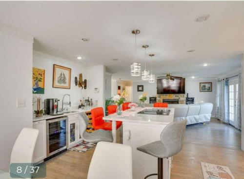 Massive 2 bedroom sleeps 12, Harrisburg