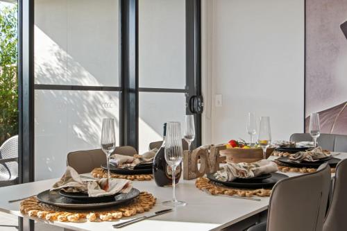 Luxury 4BR Home with Pool Gym and BBQ in Helensvale in Hope Sziget