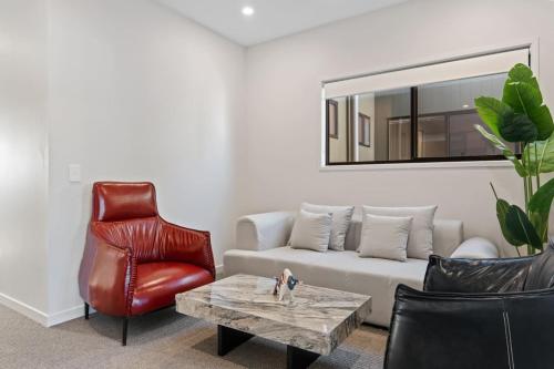 Luxury 4BR Home with Pool Gym and BBQ in Helensvale in Hope Sziget