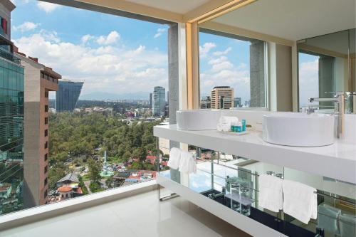 Wonderful, Guest room, 1 King, City view image 3