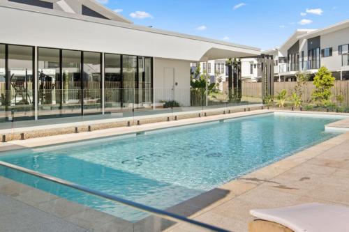 Luxury 4BR Home with Pool Gym and BBQ in Helensvale in Hope Sziget