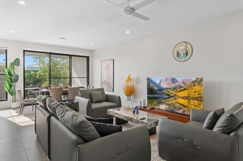 Luxury 4BR Home with Pool Gym and BBQ in Helensvale in Hope Sziget