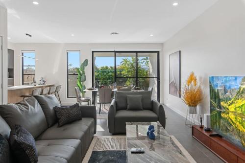 Luxury 4BR Home with Pool Gym and BBQ in Helensvale in Hope Sziget