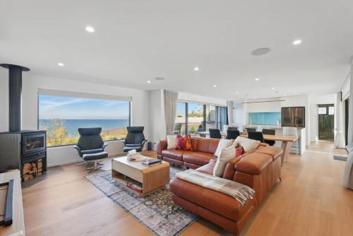 Modern Coastal Retreat and Hot Tub in Primrose Sands