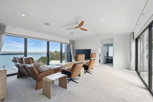 Modern Coastal Retreat and Hot Tub in Primrose Sands