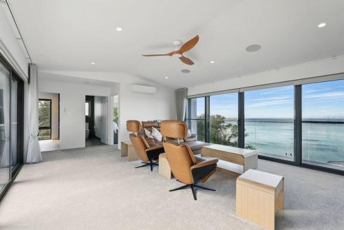 Modern Coastal Retreat and Hot Tub in Primrose Sands