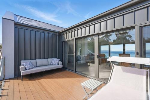 Modern Coastal Retreat and Hot Tub in Primrose Sands