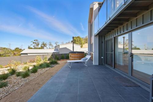 Modern Coastal Retreat and Hot Tub in Primrose Sands