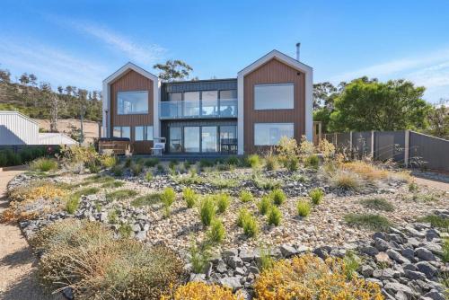 Modern Coastal Retreat and Hot Tub in Primrose Sands