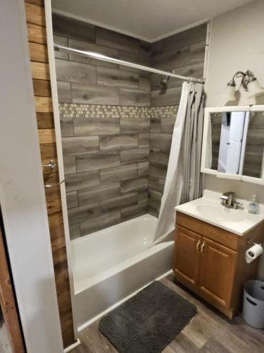 Dušš, Modern 1BR Apartment in GREAT Location Unit 203 in Maryville (TN)
