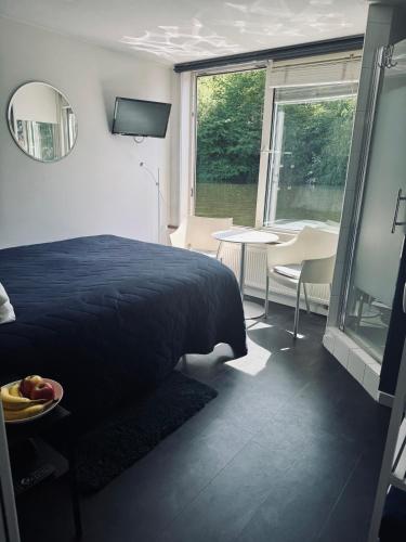 Peaceful room on a houseboat in the city centre, Amsterdam