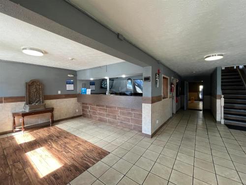 ล็อบบี้, Studio 6  Suites Hurricane, WV in เฮอริเคน (WV)