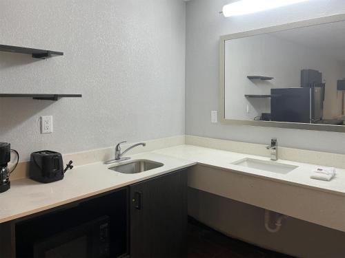 Studio 6 Suites Hurricane WV - image 14
