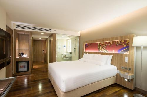 Executive Deluxe King Room with Lounge Access image 8