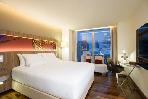 Superior King Room with City View image 2