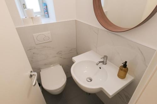One-Bedroom Apartment image 4