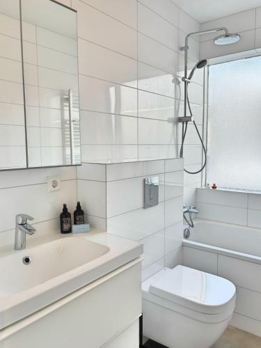 Cozy Apartment Near Downtown in Árbær