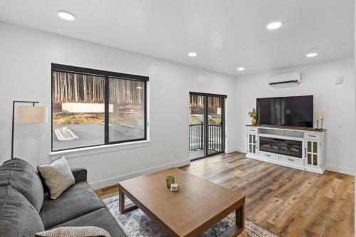 Cozy Spacious Retreat with Fireplace 205 thumb 3