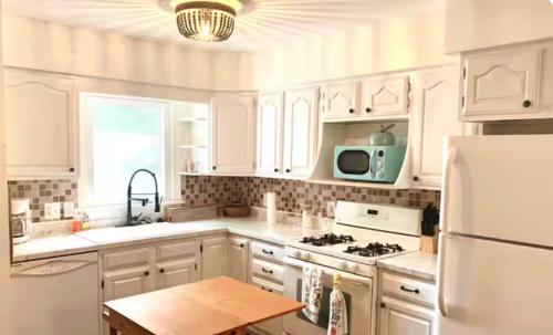 20 plus percent OFF! 4BR, 2 BT Spacious Home in Cuyahoga Falls, Parking, Pets Ok in กูยาโฮกา ฟอลส์ (OH)