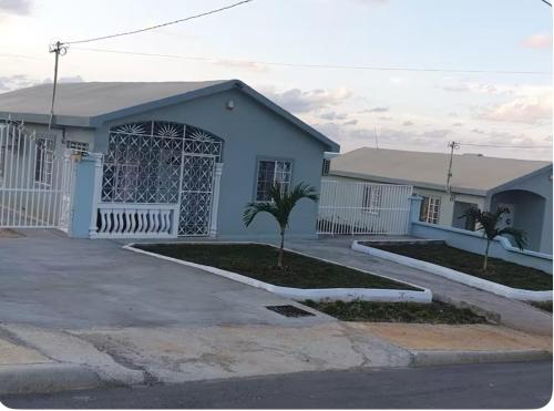 CrearyStays in Discovery Bay